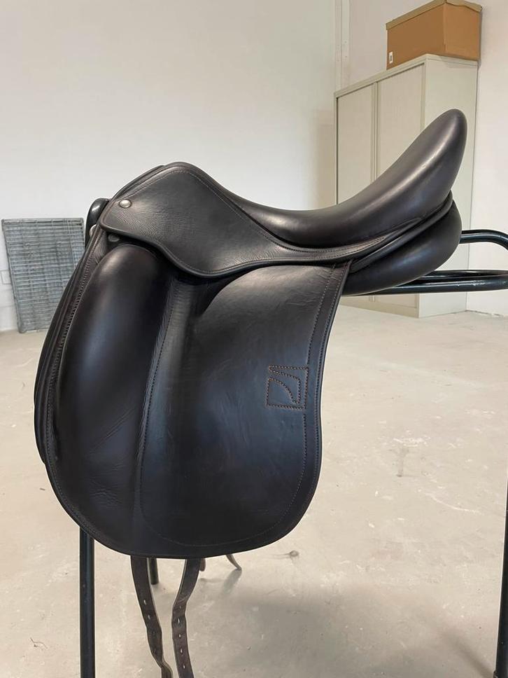 Bruine Luc Childeric DNL 17 inch wijde boom, Dieren en Toebehoren, Paarden en Pony's | Zadels, Zo goed als nieuw, Dressuur, Ophalen of Verzenden