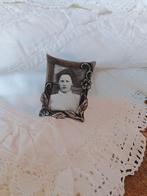 Klein fotolijstje - pasfoto ( nr.9), Antiek en Kunst, Ophalen of Verzenden