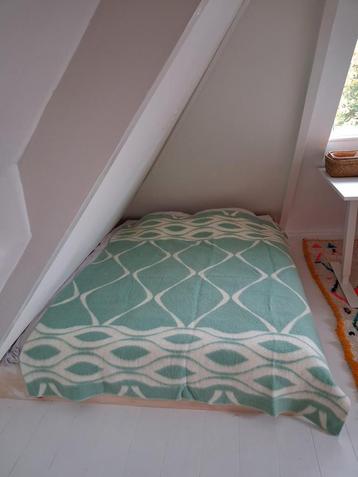 Vintage wollen deken - mintgroen/wit geometrisch beschikbaar voor biedingen