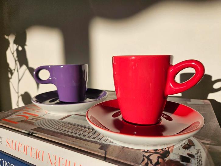 Walküre Alta espresso kopjes + schoteltjes – rood & paars, Huis en Inrichting, Keuken | Servies, Zo goed als nieuw, Kop(pen) en/of Schotel(s)