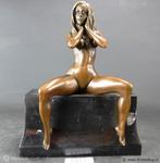 Online Veiling: Erotisch brons naakte dame op marmeren ba..., Antiek en Kunst, Kunst | Beelden en Houtsnijwerken