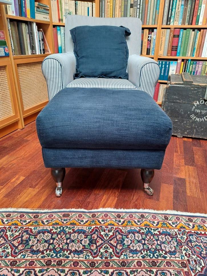 Donkerblauwe hocker van Richard James, 50x50 cm. I.z.g.st., Huis en Inrichting, Banken | Sofa's en Chaises Longues, Zo goed als nieuw