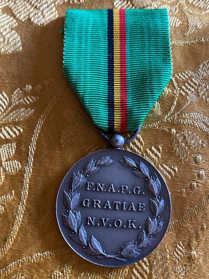 Belgische med. v/d Nat. Federatie van Oud-Krijgsgevangenen, Verzamelen, Militaria | Algemeen, Landmacht, Lintje, Medaille of Wings