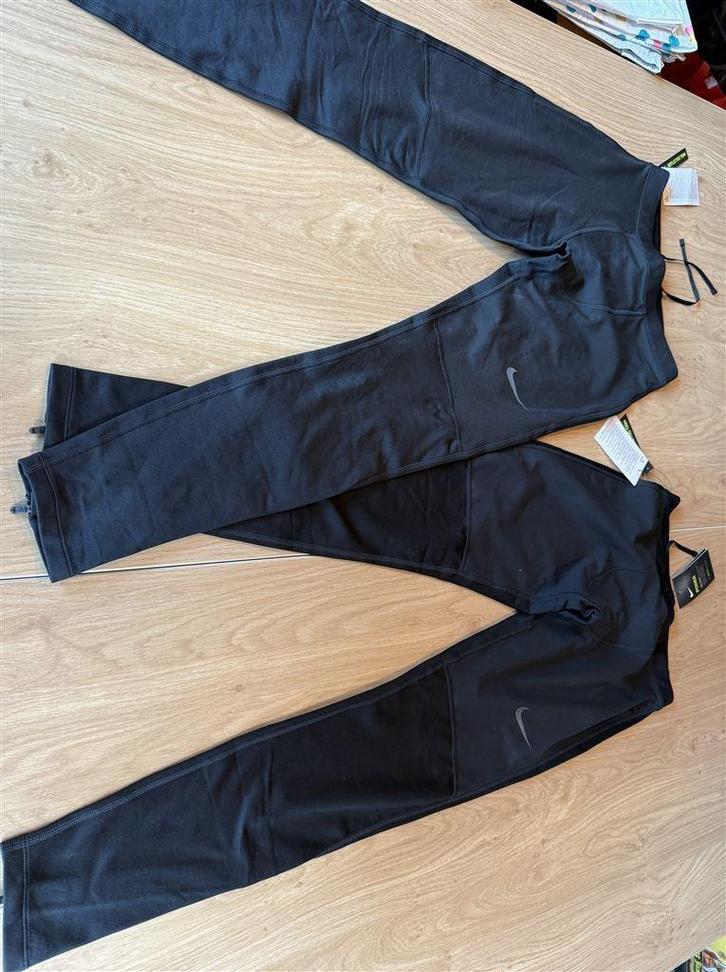 Twee nike broeken - Nike power Therma BV5493-010 maat S, Kleding | Heren, Broeken en Pantalons, Nieuw, Ophalen of Verzenden