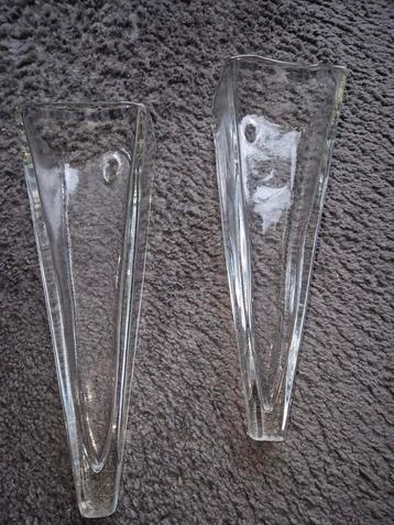 2 glazen wandvazen beschikbaar voor biedingen