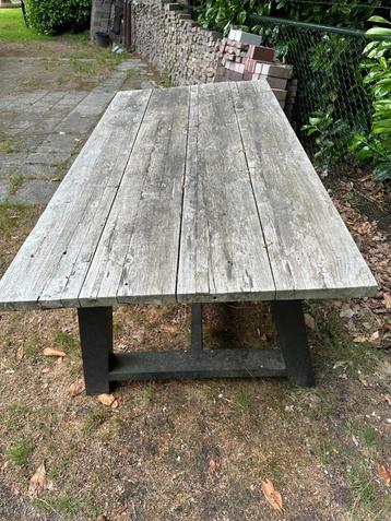 Houten tuintafel met 4 rotan stoelen met kussens beschikbaar voor biedingen
