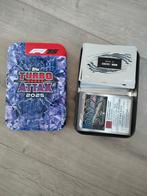 Topps turbo attax tin met ruim 100 kaarten, Hobby en Vrije tijd, Ophalen of Verzenden, Zo goed als nieuw, Meerdere plaatjes