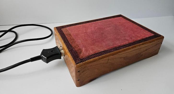 IVEVA - Antieke voetenbank - 10 min. stroom = 2 uur warmte, Huis en Inrichting, Banken | Voetenbanken en Poefen, Gebruikt, Minder dan 50 cm