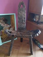 Spaanse vintage brutalist 3-poot kruk stoel massief hout, Huis en Inrichting, Krukjes, Ophalen of Verzenden, Gebruikt, Hout