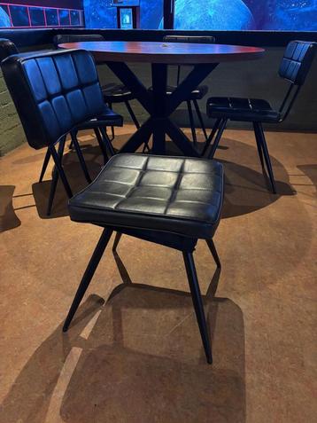 Zwarte leren stoelen beschikbaar voor biedingen