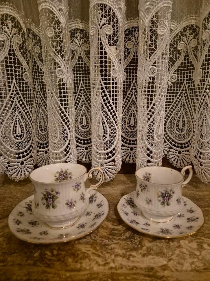 Vintage Queen's Violet kop en schotel set, Antiek en Kunst, Antiek | Kandelaars, Keramiek of Aardewerk, Ophalen of Verzenden