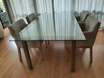 eettafel en stoelen beschikbaar voor biedingen
