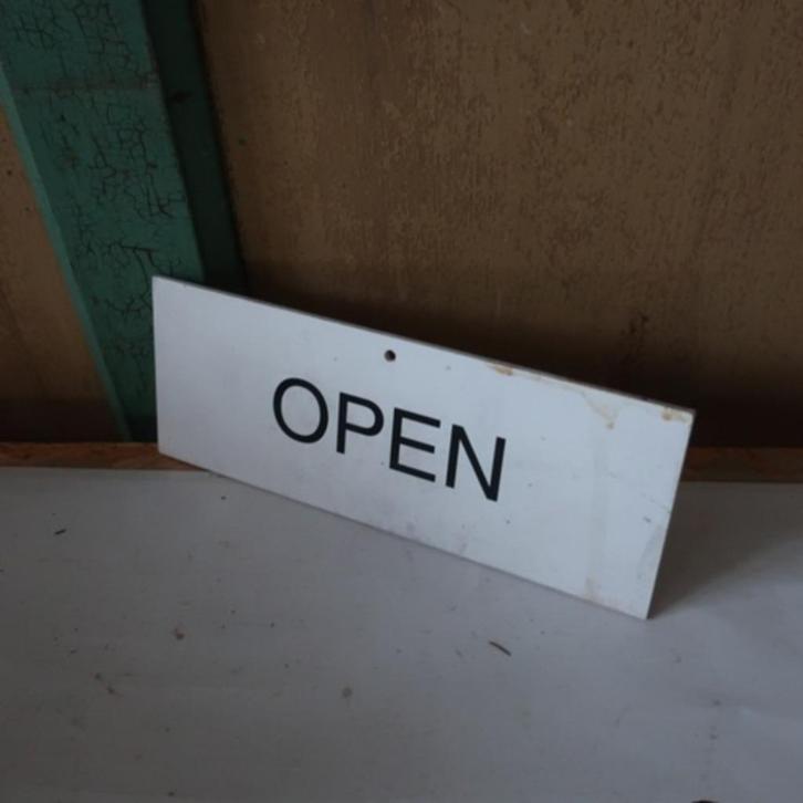 Wandbord hangbord OPEN GESLOTEN wit 20 x 7,5 cm plastic, Huis en Inrichting, Woonaccessoires | Tekstborden en Spreuken, Gebruikt
