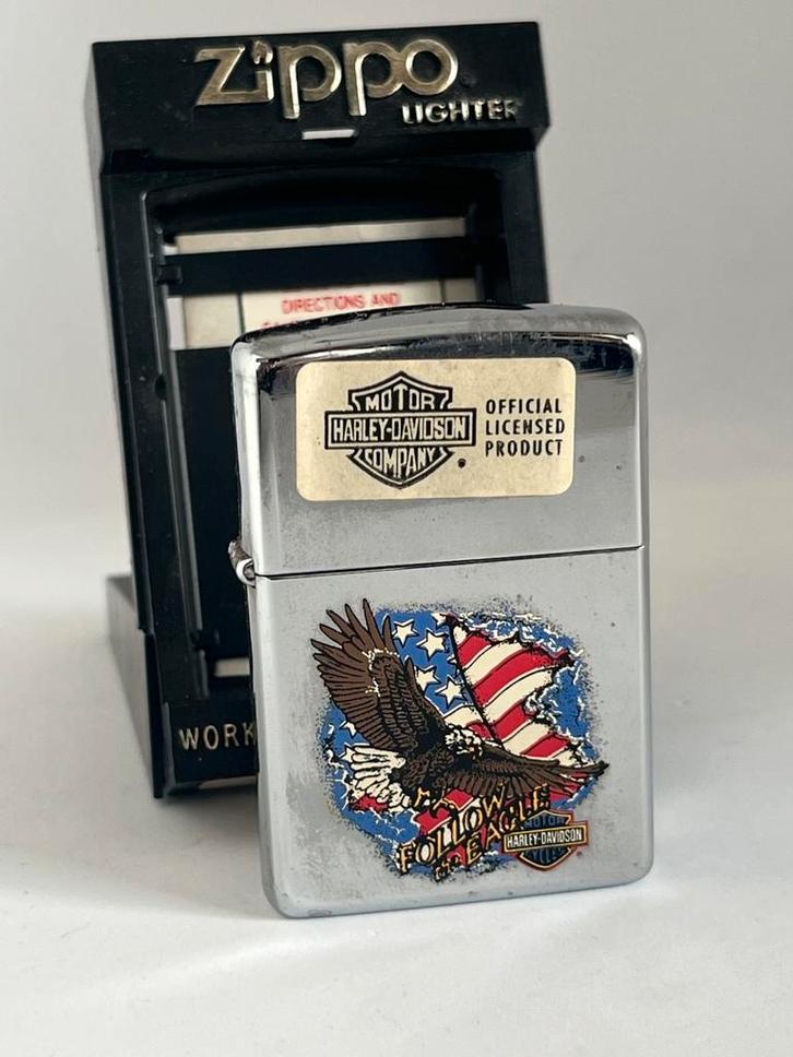 Zippo Harley Davidson 1993 + Houder, Verzamelen, Automerken, Motoren en Formule 1, Ophalen of Verzenden