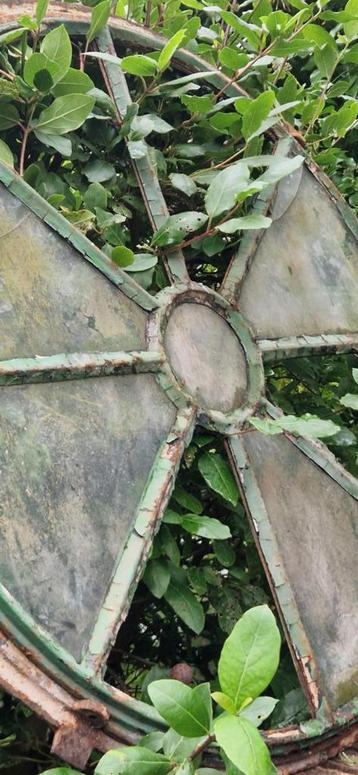 Rond (dia 92 cm)gietijzeren stalraam (brocante) beschikbaar voor biedingen