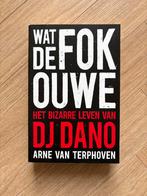 Wat de Fok Ouwe - Het bizarre leven van DJ Dano, Boeken, Ophalen of Verzenden, Zo goed als nieuw, Kunst en Cultuur
