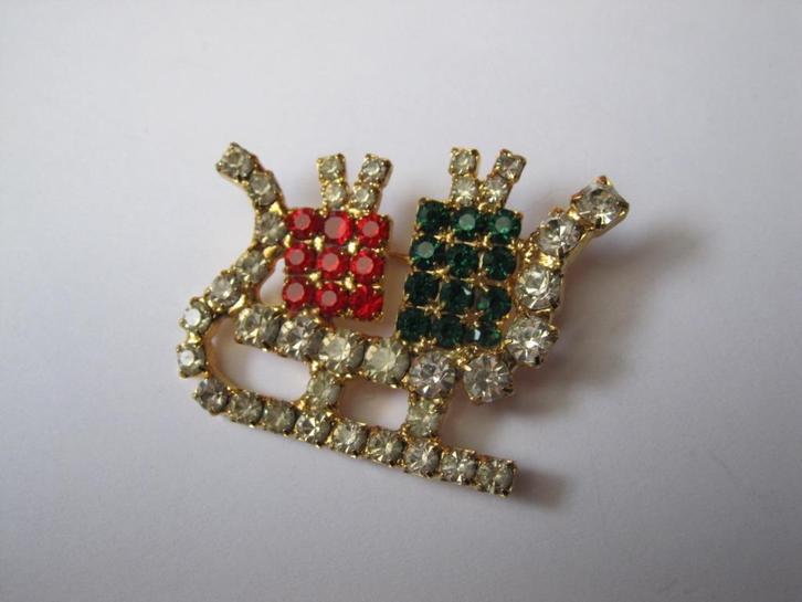 Broche kerst cadeautjes slee rood groen rijnsteentjes, Diversen, Kerst, Zo goed als nieuw, Verzenden