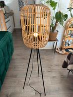 Mooie staande rieten lamp, bruin zwart, vloerlamp, Huis en Inrichting, Lampen | Vloerlampen, Ophalen, Zo goed als nieuw, Metaal