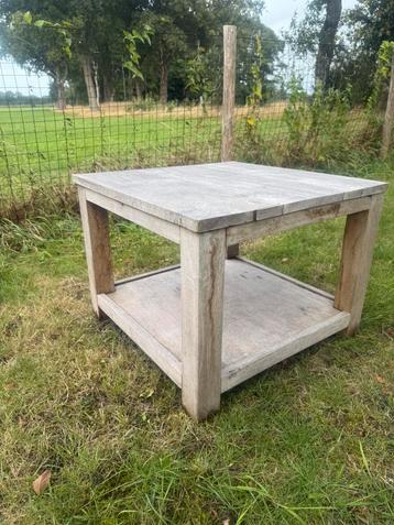 Teakhouten bijzettafel beschikbaar voor biedingen