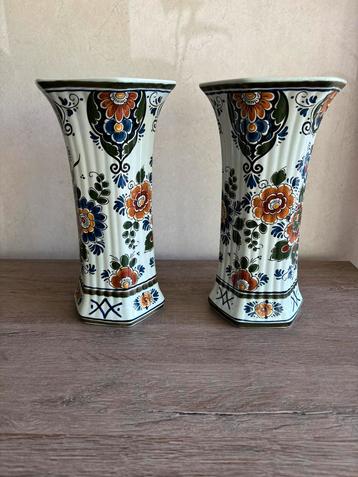 2 delfsblauwe vazen te koop  beschikbaar voor biedingen
