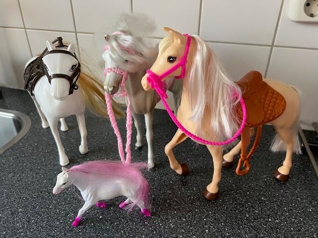 Vier Barbie paardjes speelgoed, Ophalen of Verzenden, Gebruikt, Overige typen