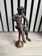 Koperen beeldje van jongen op kruk, Antiek en Kunst, Ophalen of Verzenden