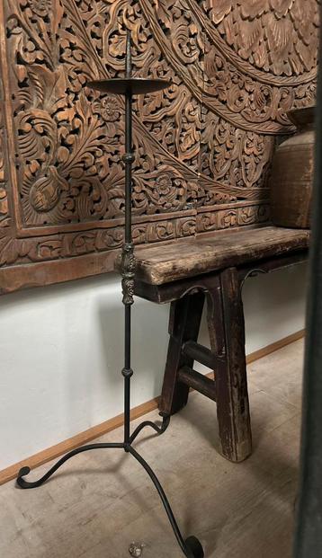 Oude Smeedijzeren vloer kandelaar (80) sober sleets Brocante beschikbaar voor biedingen