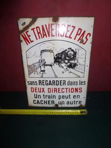 emaille bord spoorweg SNCF 'un train peut en cacher un autre beschikbaar voor biedingen