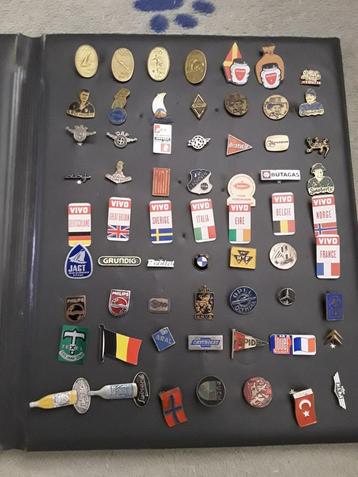 Album met speldjes  beschikbaar voor biedingen