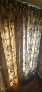gordijnen stof 3 stuks mooi netjes & leuk ,ook te vermaken, Huis en Inrichting, Overige kleuren, Gordijnen erg netjes mooie bloemen afbeelding met ophang haken