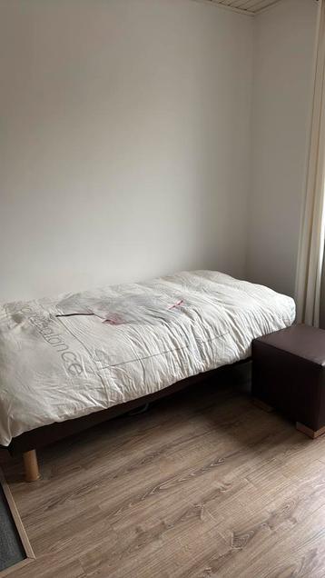 Elektrisch verstelbaar bed + nachtkastje op wielen beschikbaar voor biedingen