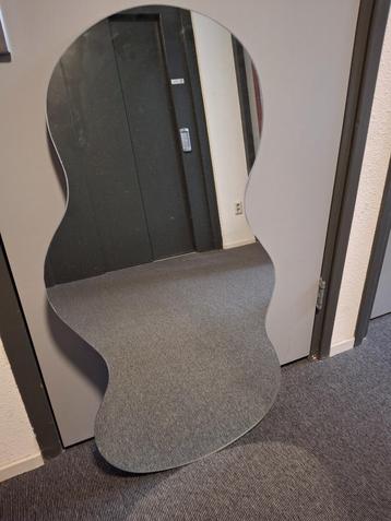 spiegel beschikbaar voor biedingen