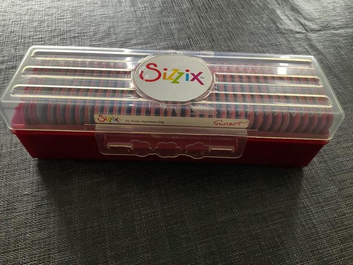 Sizzix Alfabet + 0 tot 9 + ! ? # & " ; $ @ alles in Box, Hobby en Vrije tijd, Kaarten | Zelf maken, Zo goed als nieuw, Pons of Mal
