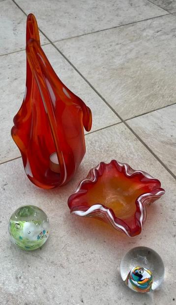 Murano-glas objecten: 2 presse papiers, schaaltje en houder  beschikbaar voor biedingen