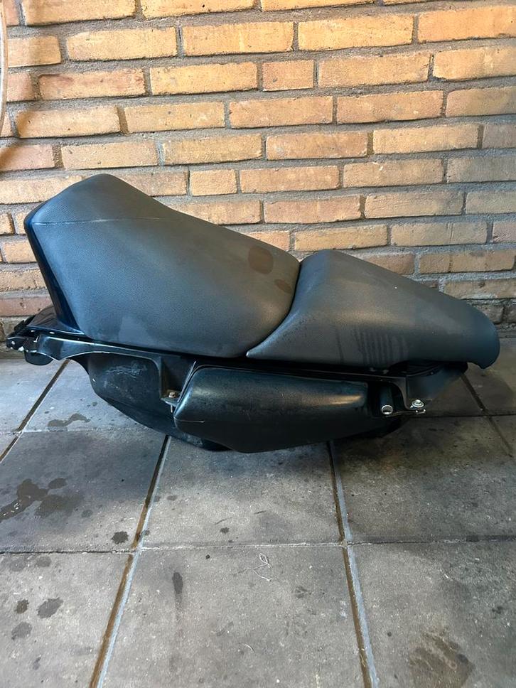 Aprillia sr buddybak ( mono seat ), Fietsen en Brommers, Brommeronderdelen | Scooters, Gebruikt, Aprilia, Zadel, Ophalen of Verzenden