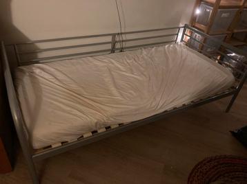 IKEA SVÄRTA bedframe met lattenbodem - afbeelding 1
