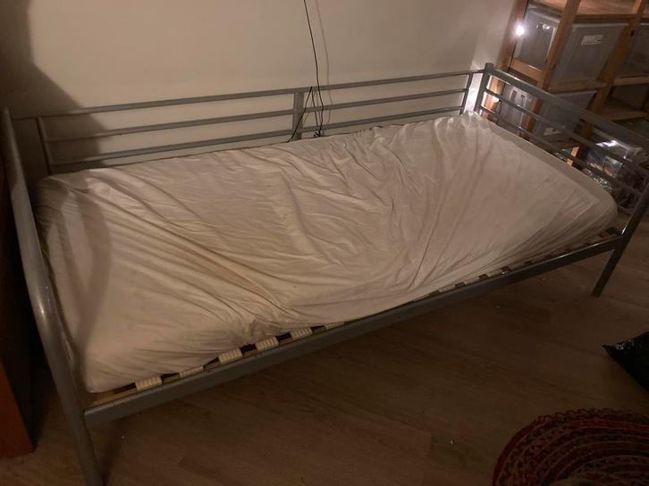 IKEA SVÄRTA bedframe met lattenbodem, Huis en Inrichting, Slaapkamer | Bedden, Gebruikt, Eenpersoons, Metaal, Wit, Ophalen