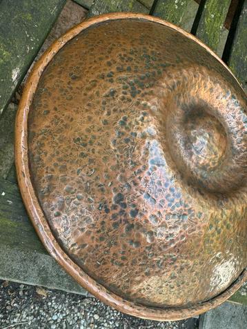 Grote bronzen handgeklopte art deco schaal beschikbaar voor biedingen