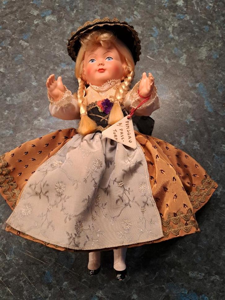 Vintage Helga Pop in Traditionele Kleding, Verzamelen, Poppen, Gebruikt, Pop, Ophalen of Verzenden