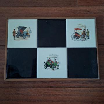 Tegeltableau 34 x 23,5 cm antieke auto's (helaas schade) beschikbaar voor biedingen