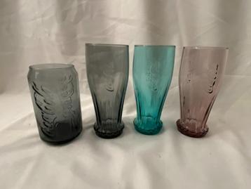 Retro Set van 3 Coca Cola drinkglazen met kroonkurk plus  1 beschikbaar voor biedingen