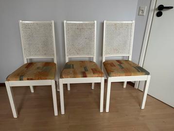 6 eetstoelen + eettafel B90 x L150-192 uitschuifbaar H72 wit beschikbaar voor biedingen