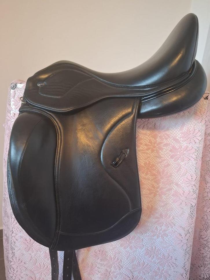 Ikonic Light monoblad dressuurzadel 17.5", Dieren en Toebehoren, Paarden en Pony's | Zadels, Zo goed als nieuw, Dressuur, Ophalen