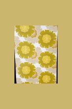 5112 Vintage bloemenbehang 70s groen okergeel retro swiet, Huis en Inrichting, Stoffering | Behang, Verzenden, Wit