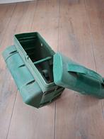 Kippenvoerbak. voersilo., Kip