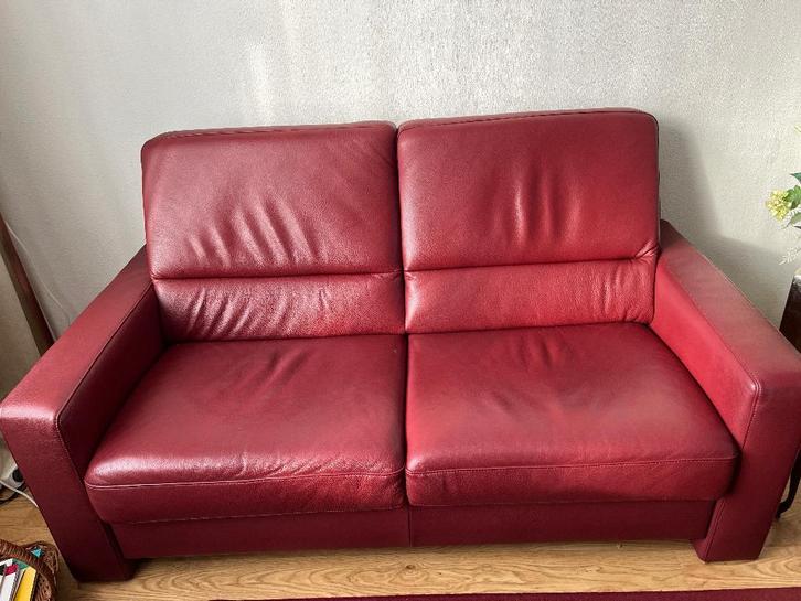 Warm donker rode, leren 2 zits-bankje, Huis en Inrichting, Banken | Bankstellen, Gebruikt, Rechte bank, Tweepersoons, 150 tot 200 cm