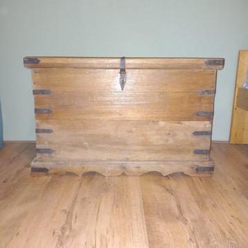 Mooie grote massief antiek houten dekenkist. beschikbaar voor biedingen