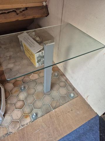 Moderne glazen bijzettafel / salontafel – strak design beschikbaar voor biedingen