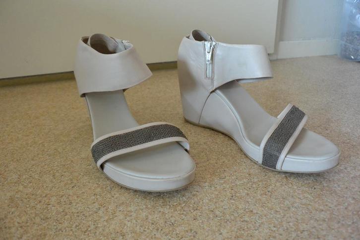 Annette Görtz schoenen sleehak 41 havermout kleur, Kleding | Dames, Schoenen, Zo goed als nieuw, Schoenen met hoge hakken, Overige kleuren