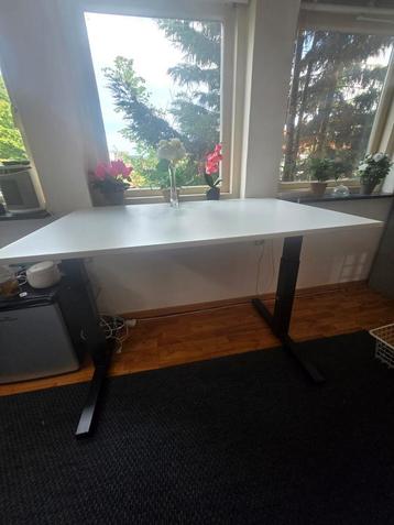 Office table with chair beschikbaar voor biedingen